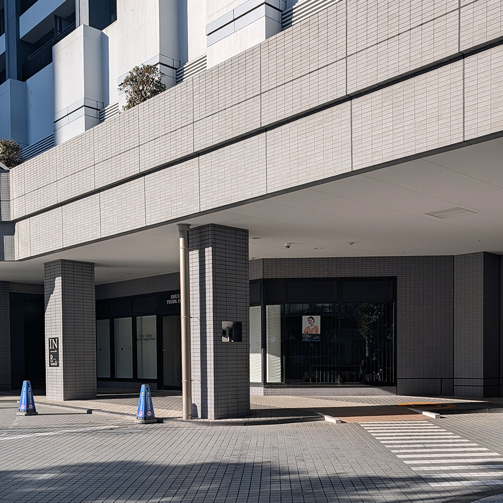 FPアートリエールの道順6｜⑥ ドラッグストアの向かいに事務所のあるマンションがあります